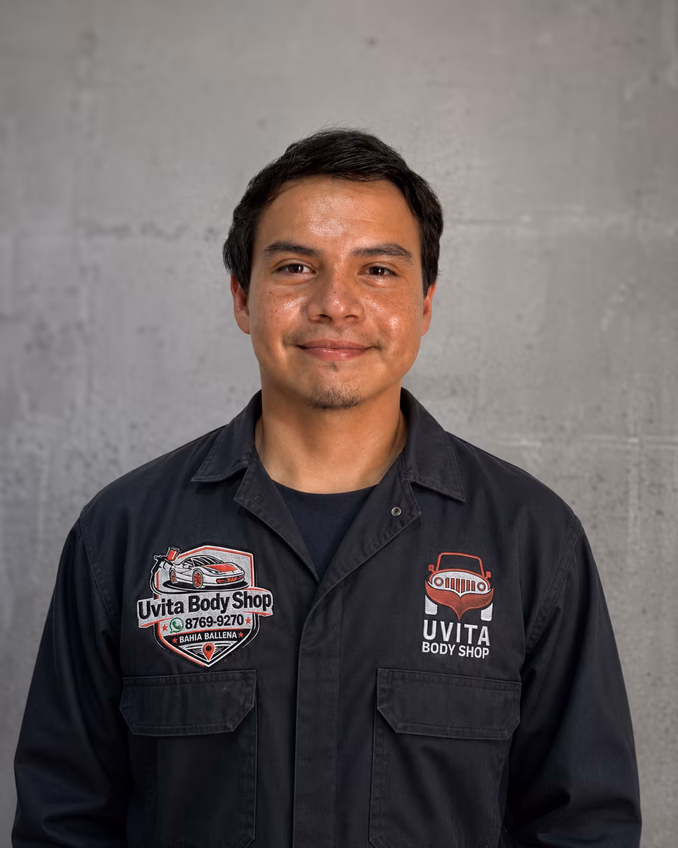 Fabricio Ríos Ortíz — propietario de Uvita Body Shop, en la cabina