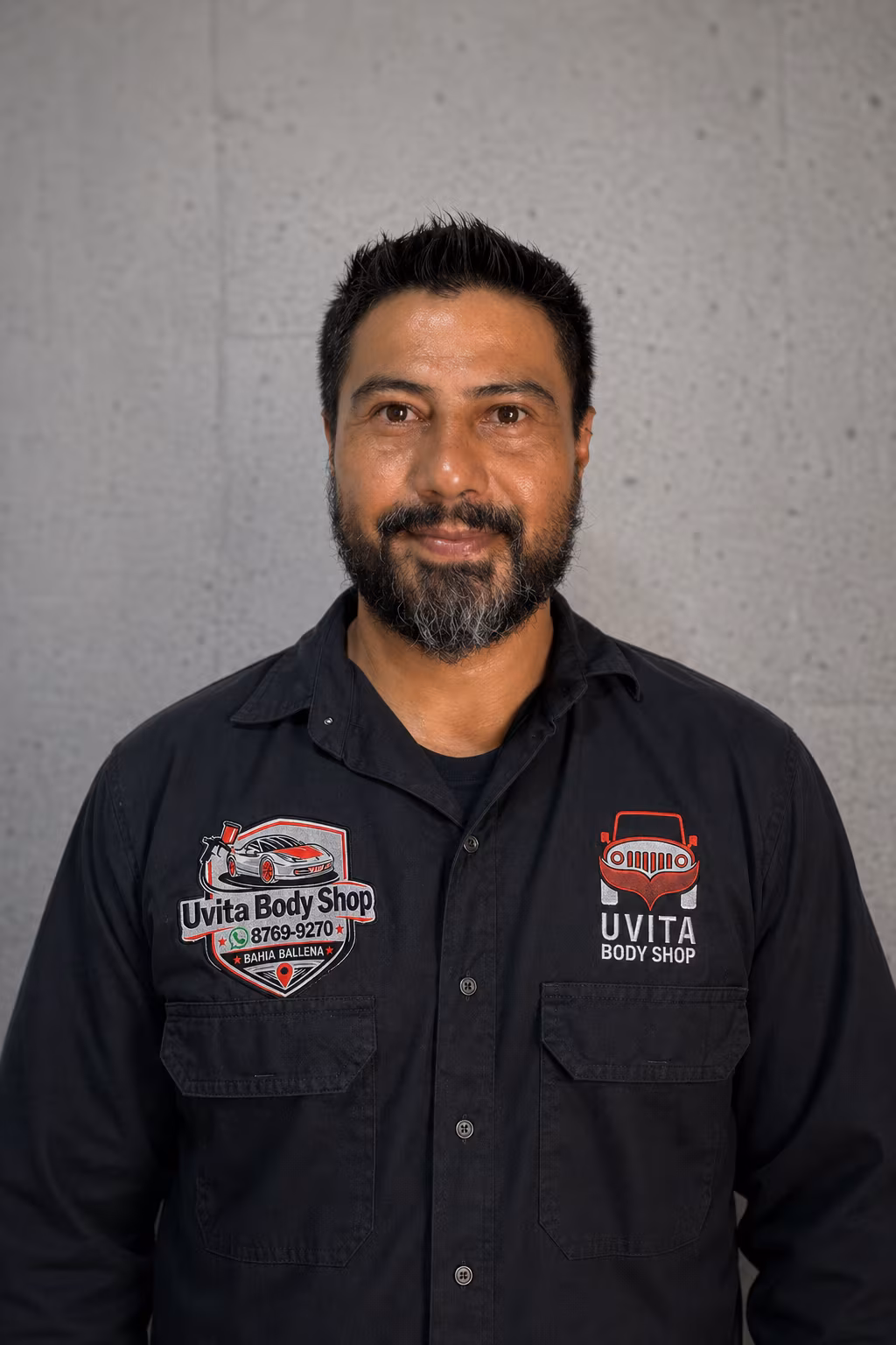 Luis, técnico de soldadura y armado en Uvita Body Shop